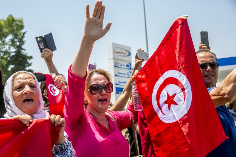 AP Photo,Gente saluda al paso del féretro del presidente tunecino Beji Caid Essebsi que arriba al palacio presidencial en Cartago, Túnez, 26 de julio de 2019.  (AP Foto/Hassene Dridi)