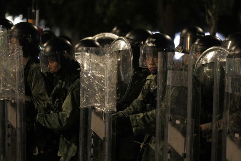 AP Photo,Policías antimotines colocados tras sus escudos ante manifestantes en el distrito de Yuen Long, en Hong Kong, el sábado 27 de julio de 2019. (AP Foto/Bobby Yip)