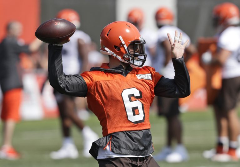 AP Photo, Baker Mayfield,El quarterback de los Browns de Cleveland, Baker Mayfield, lanza un pase durante el campamento de entrenamiento del equipo de la NFL, el jueves 25 de julio de 2019, en Berea, Ohio. (AP Foto/Tony Dejak)