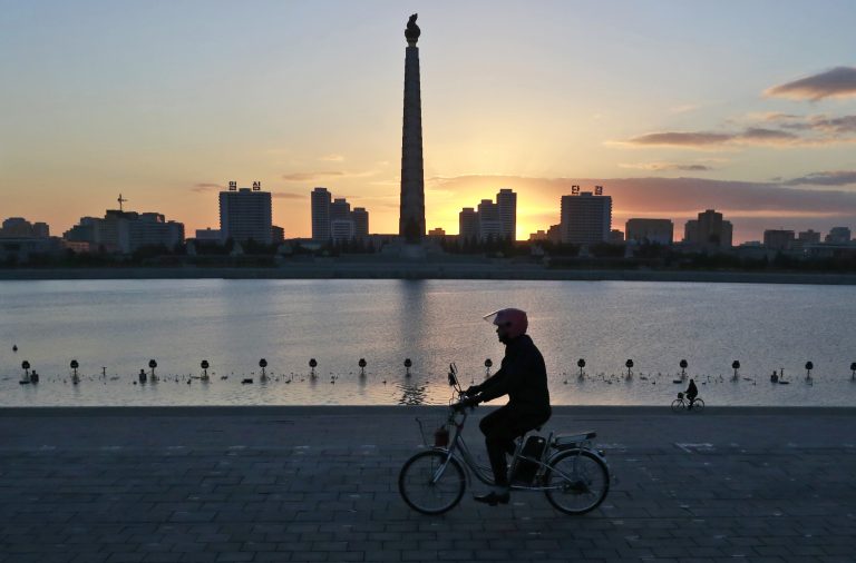 AP Photo,En esta imagen de archivo, tomada el 27 de octubre de 2018, un hombre pasea en una bicicleta eléctrica por delante de la Torre de Juche al amanecer, en Pyongyang, Corea del Norte. (AP Foto/Dita Alangkara, archivo)