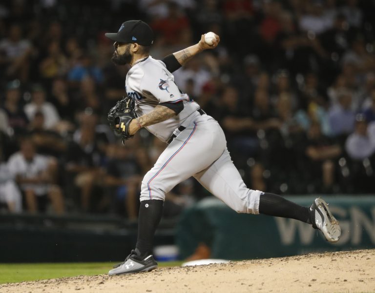 AP Photo, Sergio Romo,El relevista de los Marlins de Miami Sergio Romo lanza durante la novena entrada del juego contra los Medias Blancas de Chicago, el miércoles 24 de julio de 2019, en Chicago. (AP Foto/Charles Rex Arbogast)