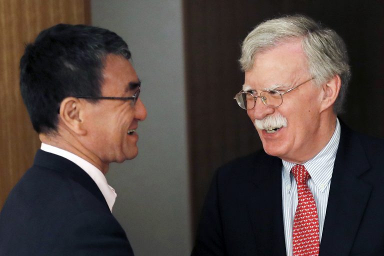 AP Photo, Taro Kono, John Bolton,El ministro de Exteriores japonés Taro Kono, izquierda, y el asesor de Seguridad Nacional de Estados Unidos John Bolton, hablan antes de su reunión en Tokio, Japón, el lunes 22 de julio de 2019. (AP Foto/Eugene Hoshiko)