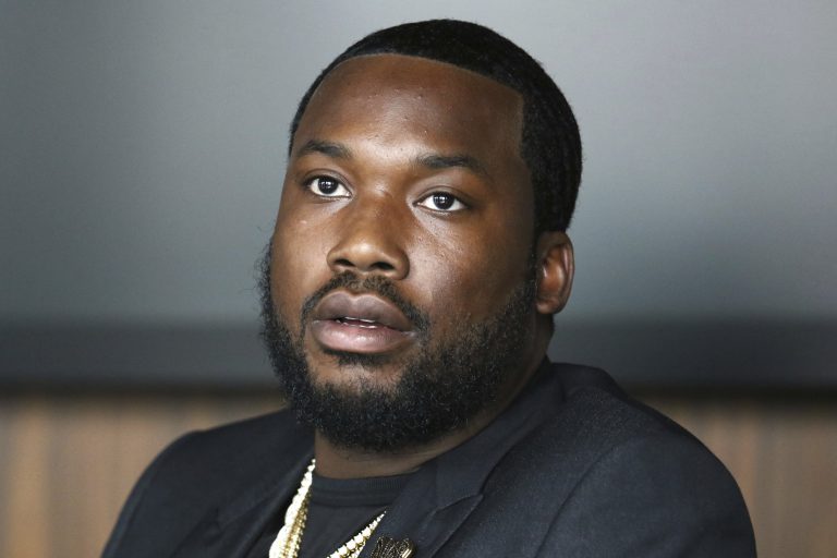 AP Photo, Meek Mill,En esta fotografía de archivo del 23 de julio de 2019 Meek Mill hace un anuncio sobre el lanzamiento del sello discográfico Dream Chasers junto con la empresa Roc Nation, en las oficinas de Roc Nation en Nueva York. Una corte de apelaciones de  Pennsylvania anuló la sentencia de hace una década contra Mill por un caso de drogas y armas. Un panel de tres jueces concluyó el miércoles 24 de julio que nuevas evidencias restan credibilidad al policía que testificó contra el rapero en su juicio. A decir de los jueces Mill podría ser absuelto si nuevamente fuera enjuiciado. (Foto Greg Allen/Invision/AP)