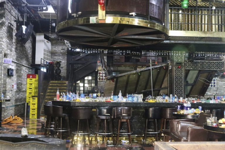 AP Photo,En la imagen, vista de un balcón interno que colapsó en el interior de una discoteca en Gwangju, Corea del Sur, el 27 de julio de 2019. (Chun Jung-in/Yonhap via AP)
