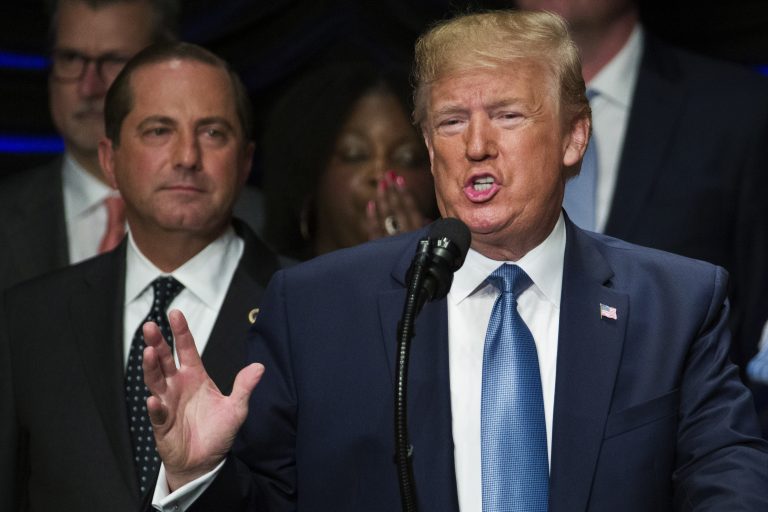 AP Photo, Donald Trump, Alex Azar,En esta fotografía de archivo del miércoles 10 de julio de 2019, el presidente Donald Trump (a la derecha) habla sobre la salud renal, acompañado por el secretario de Salud y Servicios Humanos Alex Azar, en Washington. Azar dijo que él y Trump están trabajando en un plan para permitir que los estadounidenses importen medicamentos recetados a precios más bajos desde Canadá. (Foto AP/Alex Brandon, Archivo)