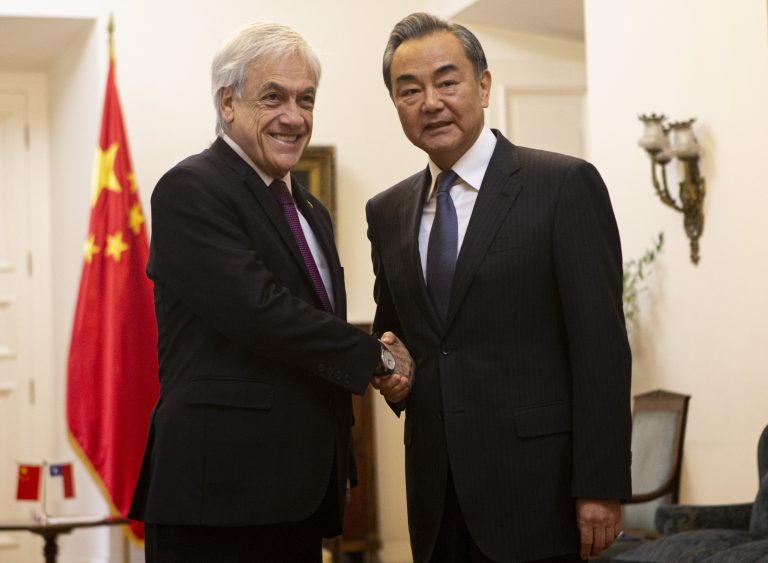 AP Photo, Wang Yi, Sebastian Pinera,El presidente chileno Sebastián Piñera, izquierda, y el canciller chino Wang Yi se estrechan la mano antes de su reunión en el palacio presidencial La Moneda en Santiago de Chile, sábado 27 de julio de 2019. Los temas en la agenda incluyeron negociaciones de libre comercio, la necesidad de poner fin a la guerra arancelaria entre Estados Unidos y China y la situación en Venezuela. (AP Foto/Esteban Félix.)