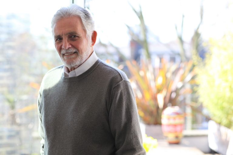 AP Photo,En esta imagen sin fecha proporcionada por Alexandra Hedison, el actor David Hedison, protagonista del clásico de ciencia ficción “La mosca” y que apareció en dos películas de James Bond. Hedison murió el jueves 18 de julio del 2019 en Los Angeles. Tenía 92 años. (Alexandra Hedison vía AP)