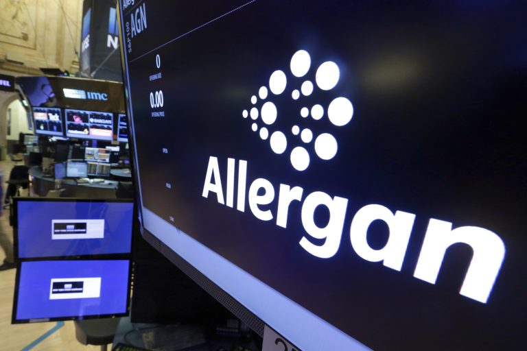 AP Photo,ARCHIVO - La foto de archivo del 23 de noviembre de 2015 muestra el logo de Allergan en la Bolsa de Nueva York. Allergan Inc. anunció el miércoles 24 de julio de 2019 el retiro en todo el mundo de sus modelos texturizados debido a un vínculo con un tipo raro de cáncer. (AP Foto/Richard Drew, File)