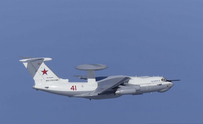 AP Photo,La foto distribuida por el Estado Mayor, Ministerio de Defensa, muestra un avión ruso A-50 cerca de la isla coreana llamada Takeshima en japonés, martes 23 de julio de 2019. (Estado Mayor, Ministerio de Defensa via AP)