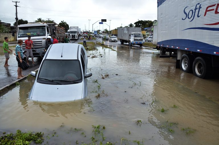 AP Photo,Un vehículo yace atascado en un agujero provocado por las lluvias en el vecindario de Tabajara, en la ciudad de Recife, Brasil, el miércoles 24 de julio de 2019. (AP Foto/Arthur Mota/Folha de Pernambuco)