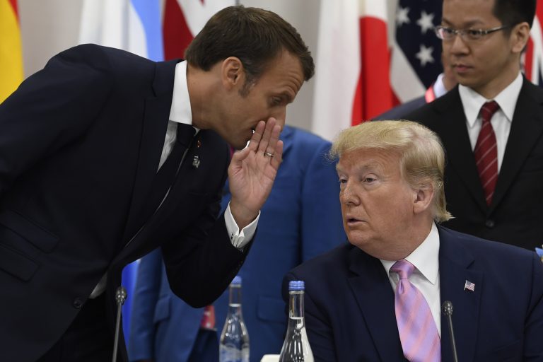 AP Photo, Donald Trump, Emmanuel Macron,El presidente francés Emmanuel Macron, izquierda, le susurra a Donald Trump antes del inicio del evento de la cumbre G-20 sobre economía digital en Osaka, Japón, el viernes 28 de junio de 2019. (AP Foto/Susan Walsh)
