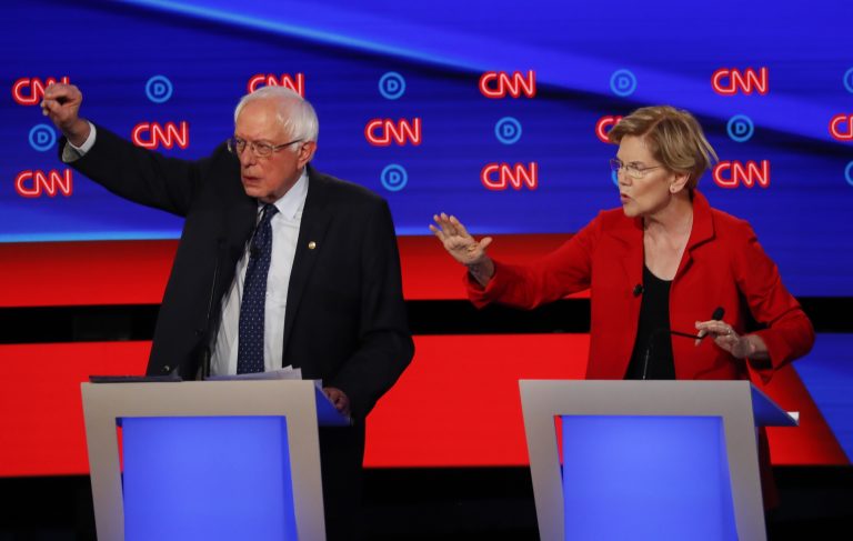 AP Photo,El senador independiente por Vermont Bernie Sanders, a la izquierda, y la senadora demócrata por Massachusetts Elizabeth Warren hablan durante el primero de dos debates demócratas ofrecidos por CNN el martes 30 de julio de 2019 en el Fox Theatre en Detroit. (AP Foto/Paul Sancya)