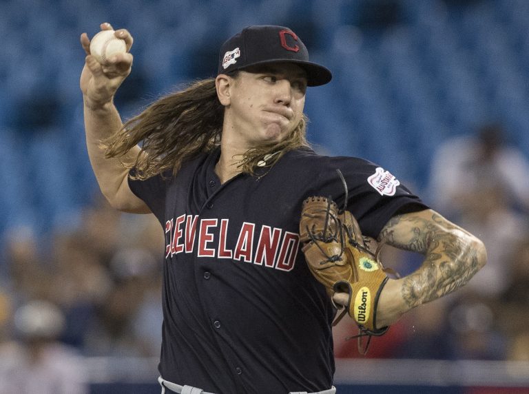 AP Photo,El abridor Mike Clevinger lanza por los Indios de Cleveland en el primer inning del partido frente a los Azulejos de Toronto, el lunes 22 de julio de 2019, en Toronto. (Fred Thornhill/The Canadian Press vía AP)