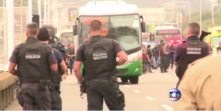 RIO-JANEIRO,La policía de Brasil actuó de manera eficaz y de un sólo tiro cortó la vida del delincuente quien, con un galón de gasolina, amenazaba con prender fuego al transporte