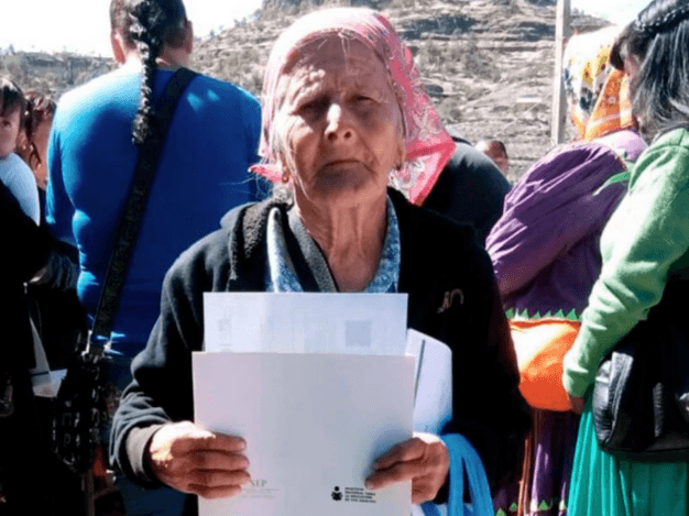 SEP,Su objetivo continuar estudiando para poder compartir sus conocimientos con los niños de su comunidad.