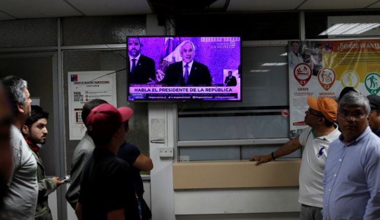 LYNXMPEFB901Y.jpg,Imagen de archivo del presidente chileno Sebastián Piñera en una intervención televisada, observado por un grupo de personas, en Santiago, Chile, el 12 de noviembre de 2019. REUTERS/Jorge Silva; Crédito: Jorge Silva, Reuters