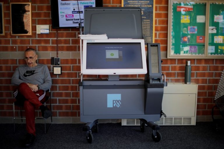 LYNXMPEG511NH.jpg,FILE PHOTO: Elections official Bernie O’Hare waits to help voters use a new Election Systems & Software ExpressVote XL voting machine, an electronic voting system with a backup paper trail, during a practice demonstration in Hanover Township, Pennsylvania, U.S., October 5, 2019. REUTERS/Brian Snyder/File Photo; Crédito: Brian Snyder, Reuters