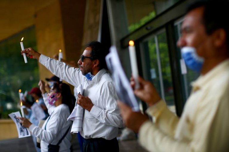 LYNXMPEG541SC.jpg,Foto del viernes de trabajadores de salud manifestándose en Ciudad de México por mejores condiciones en los hospitales en medio de la pandemia de coronavirus. 
Jun 5, 2020. REUTERS/Edgard Garrido 
PROHIBIDA SU REVENTA O SU USO COMO ARCHIVO ; Crédito: EDGARD GARRIDO, Reuters