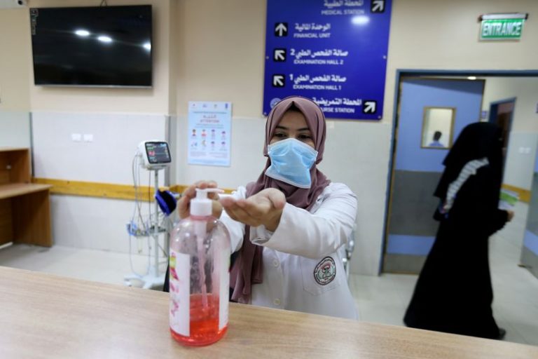 LYNXMPEG5811Q.jpg,Foto del lunes de una enfermera palestina sanitizando sus manos en un hospital en Gaza en medio de la pandemia de coronavirus. 
Jun 9, 2020. REUTERS/Ibraheem Abu Mustafa; Crédito: IBRAHEEM ABU MUSTAFA, Reuters