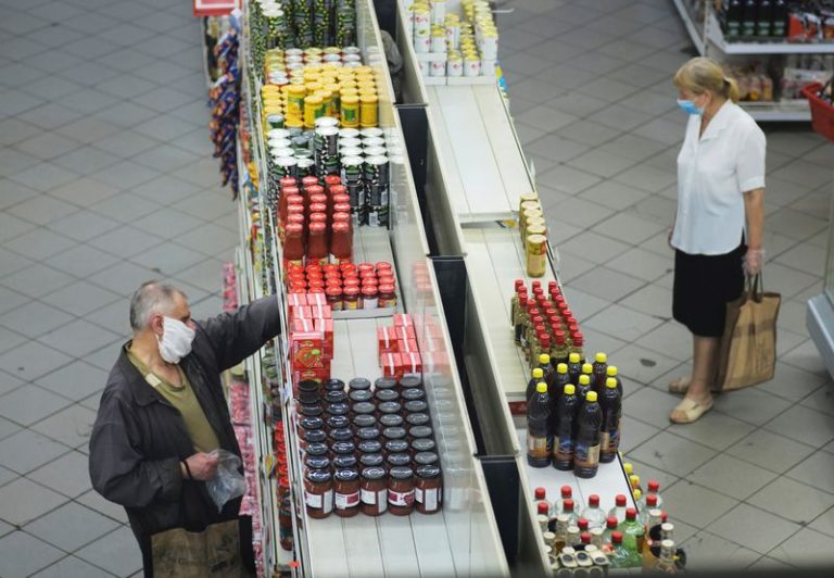 LYNXMPEG581OW.jpg,Foto del martes de clientes usando mascarillas en un supermercado en Kiev, Ucrania, en medio de la pandemia de coronavirus. 
Jun 9, 2020.  REUTERS/Gleb Garanich; Crédito: GLEB GARANICH, Reuters