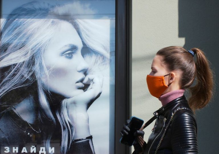 LYNXMPEG590SV.jpg,FOTO DE ARCHIVO: Una mujer con mascarilla camina cerca de un cartel publicitario en Kiev, Ucrania, el 3 de junio de 2020. REUTERS/Gleb Garanich; Crédito: Gleb Garanich, Reuters