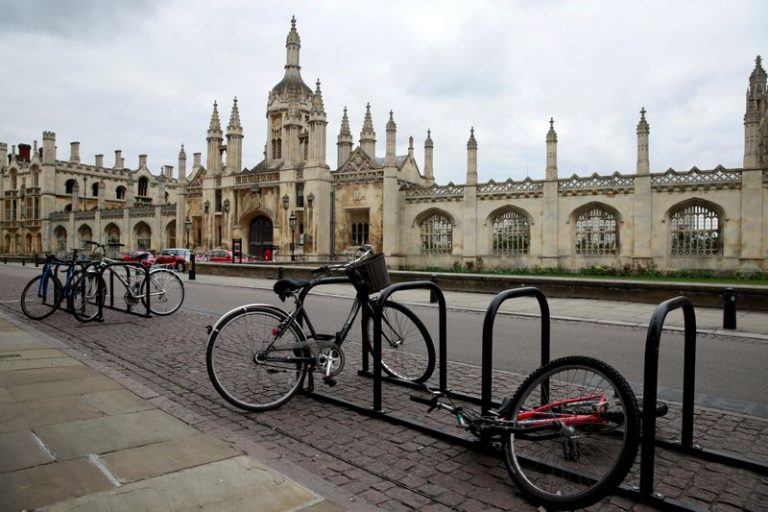 LYNXMPEG591SM.jpg,FOTO DE ARCHIVO. Bicicletas fuera del campus de la Universidad de  Cambridge en Reino Unido.  Abril, 2020. REUTERS/Andrew Couldridge; Crédito: Andrew Couldridge, Reuters