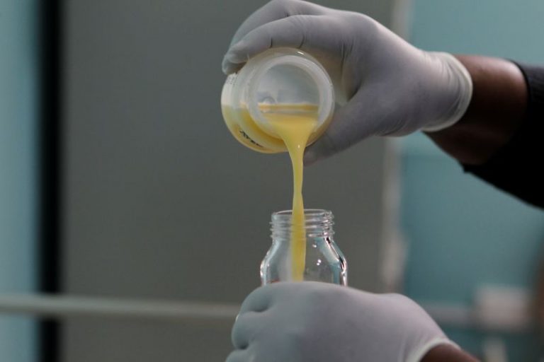 LYNXMPEG5B1WF.jpg,Un trabajador de salud revisa la leche humana después de que un donante la dispensó en el Hospital de Maternidad Pumwani en Nairobi. 17 de octubre 2019. REUTERS/Njeri Mwangi; Crédito: Njeri Mwangi, Reuters