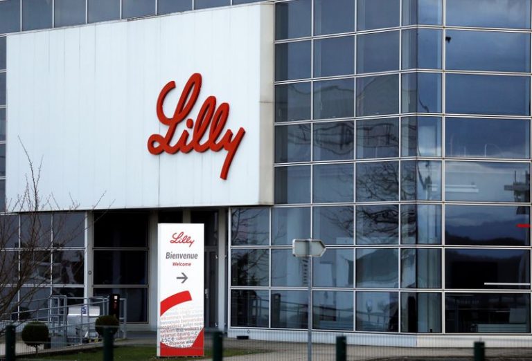 LYNXMPEG5E187.jpg,Foto de archivo del logo de Lilly, parte del grupo Eli Lilly and Co, en las oficinas de la empresa en Fegersheim, cerca de Estrasburgo. 
Feb 1, 2018. REUTERS/Vincent Kessler; Crédito: VINCENT KESSLER, Reuters