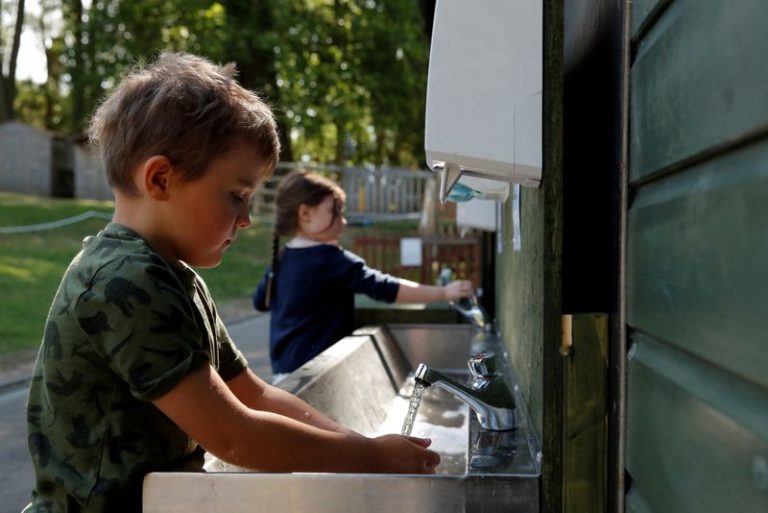 LYNXMPEG5F19B.jpg,Niños se lavan las manos en Heath Mount School, Watton-at-Stone, Gran Bretaña, 2 junio 2020.
REUTERS/Andrew Couldridge/FOTO DE ARCHIVO; Crédito: Andrew Couldridge, Reuters