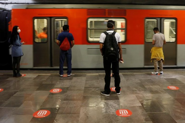 LYNXMPEG5M1J7.jpg,FOTO DE ARCHIVO. Pasajeros permanecen en marcadores de distancia física mientras esperan el metro, ya que el gobierno planea comenzar a reducir las restricciones en medio del brote de la enfermedad por coronavirus (COVID-19), en Ciudad de México. 29 de mayo de 2020. REUTERS/Carlos Jasso; Crédito: CARLOS JASSO, Reuters