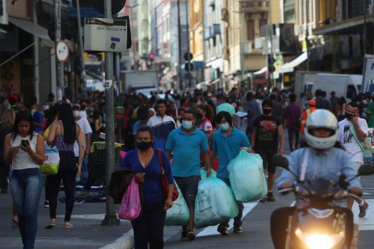 LYNXMPEG5O1YH.jpg,FOTO DE ARCHIVO: Personas caminan con bolsas en una popular calle comercial en medio del brote de COVID-19, en Sao Paulo, Brasil. 19 de junio de 2020. REUTERS/Amanda Perobelli/File Photo; Crédito: Amanda Perobelli, Reuters