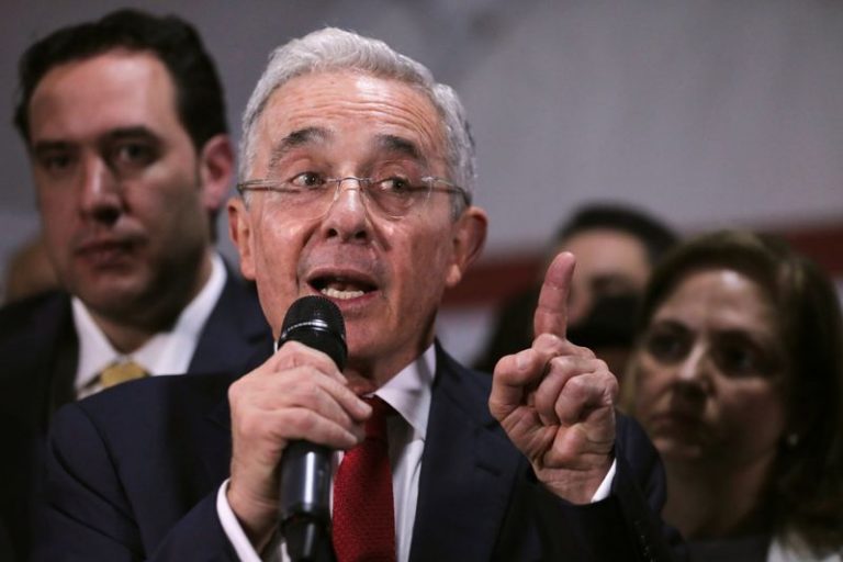 LYNXMPEG5Q01A.jpg,Foto de archivo. El expresidente colombiano Álvaro Uribe habla a la salida de una audiencia como parte de una investigación por presunto fraude y soborno de testigos en la Corte Suprema de Justicia en Bogotá, Colombia, 8 de octubre, 2019. REUTERS/Luisa González; Crédito: LUISA GONZALEZ, Reuters