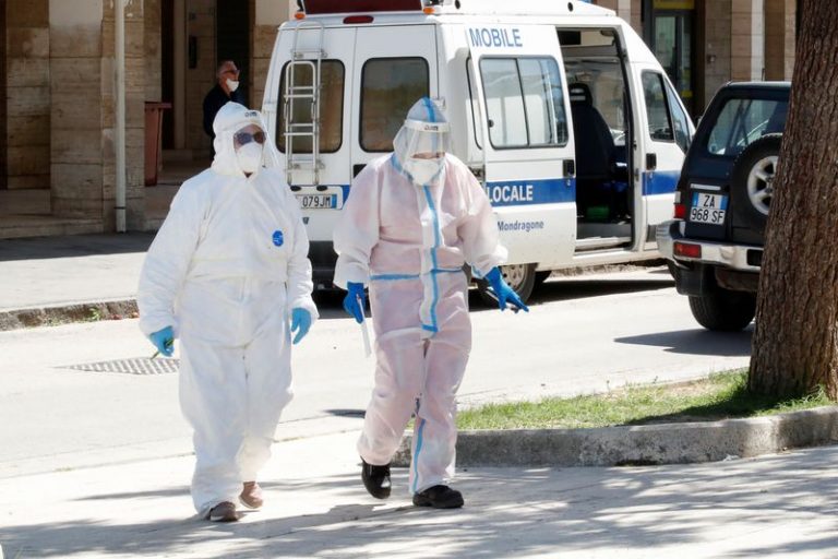 LYNXMPEG5S117.jpg,Trabajadores de salud visten trajes protectores cerca de un complejo residencial al noroeste de Nápoles, en Italia. June 26, 2020. REUTERS/Ciro de Luca; Crédito: CIRO DE LUCA, Reuters