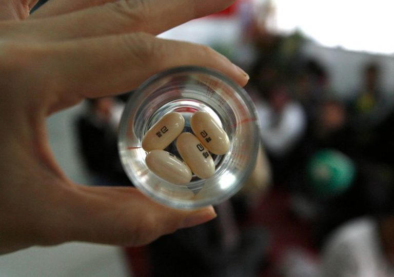 LYNXMPEG5S21M.jpg,FOTO DE ARCHIVO. Un farmacólogo de un hospital en Tailandia muestra píldoras del tratamiento de ritonavir para combatir al virus de VIH en pacientes cero positivos. REUTERS/Sukree Sukplang; Crédito: SUKREE SUKPLANG, Reuters