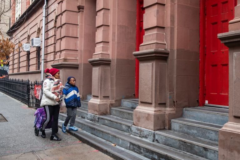 LYNXMPEG5S26A.jpg,Foto de archivo ilustrativa de una mujer con su hijo en la puerta de una escuela en Nueva York. 
Mar 17, 2020.; Crédito: JEENAH MOON, Reuters