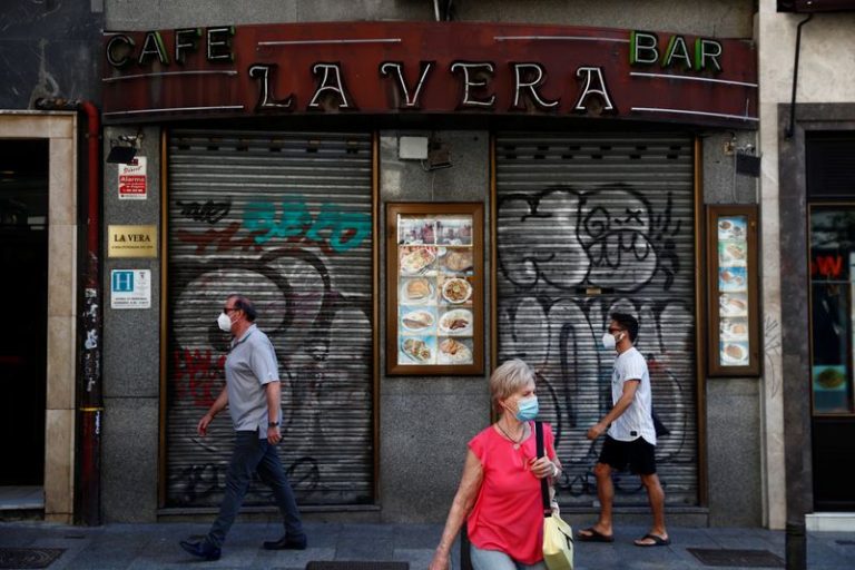 LYNXMPEG5T1SD.jpg,Varias personas con el rostro cubierto con mascarillas pasean frente a un bar cerrado en Madrid, España, el 30 de junio de 2020. REUTERS/Susana Vera; Crédito: SUSANA VERA, Reuters