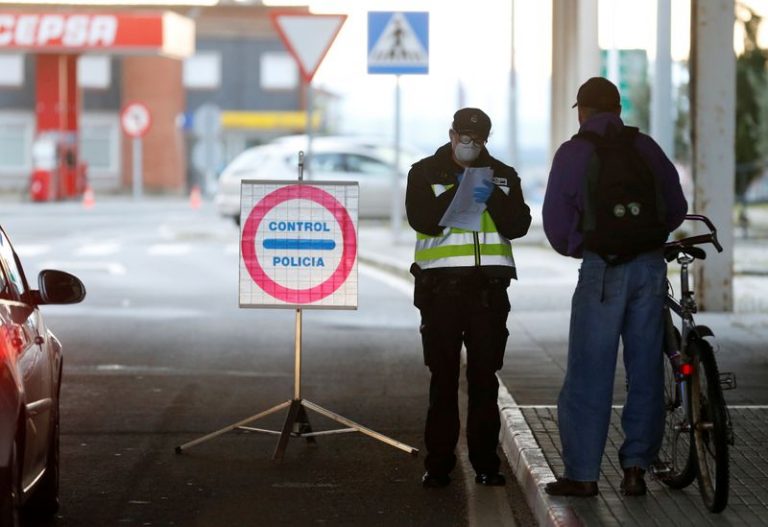 LYNXMPEG6041Y.jpg,FILE PHOTO: A Spanish police officer checks a person with a bike at the border between Portugal and Spain, following an order from the Spanish government to set up controls at its land borders over coronavirus, in Vilar Formoso, Portugal, March 17, 2020. REUTERS/Rafael Marchante; Crédito: RAFAEL MARCHANTE, Reuters
