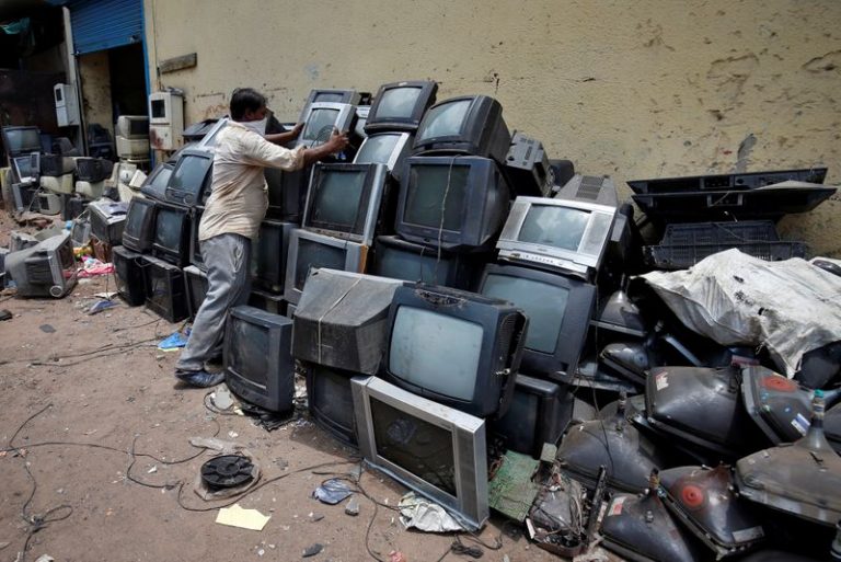 LYNXMPEG611Z6.jpg,Un vendedor de chatarra acumula televisores desechados antes de desmantelarlos en un depósito en Ahmedabad, India, 2 de julio de 2020. REUTERS/Amit Dave; Crédito: AMIT DAVE, Reuters