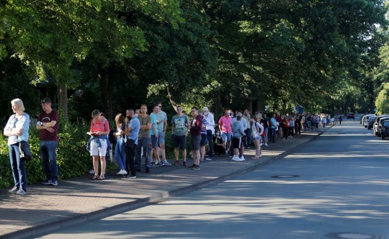 LYNXMPEG6210F.jpg,Foto de archivo de un grupo de personas haciendo fila antes de someterse a un control de COVID-19 en Guetersloh, Alemania. 
Jun 24, 2020. REUTERS/Leon Kuegeler; Crédito: Leon Kuegeler, Reuters