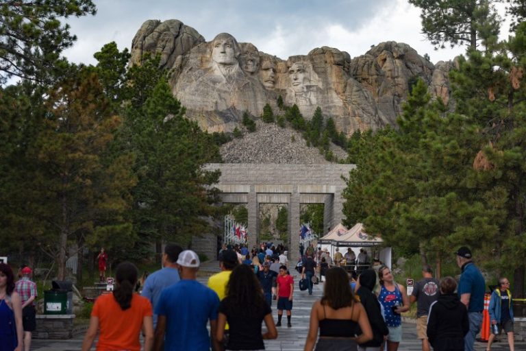 LYNXMPEG6216X.jpg,Gente visita el Monte Rushmore el día antes de su cierre por una visita presidencial. 2 de julio. Keystone 005; Crédito: Erin Bormett / Argus Leader, Reuters