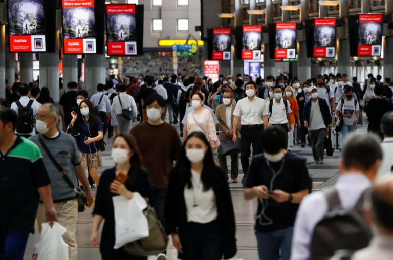 LYNXMPEG621B3.jpg,Decenas de personas con mascarillas andan por una estación  Tokio, Japón. 24 junio 2020. REUTERS/Issei Kato; Crédito: Issei Kato, Reuters
