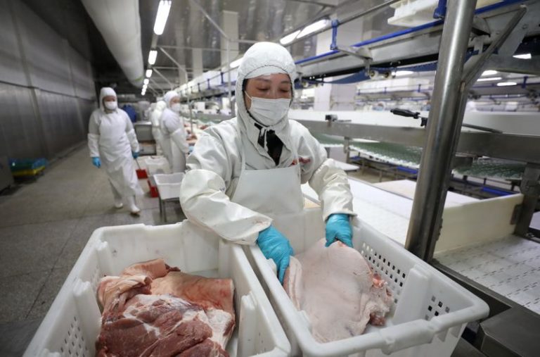 LYNXMPEG630BJ.jpg,Empleados trabajan en una planta de procesamiento de carne de cerdo en Huaian, provincia de Jiangsu, China. FOTO DE ARCHIVO. China Daily via REUTERS. ATENCIÓN  EDITORES: ESTA IMAGEN FUE PROVISTA POR UNA TERCERA PARTE; Crédito: CHINA DAILY, Reuters