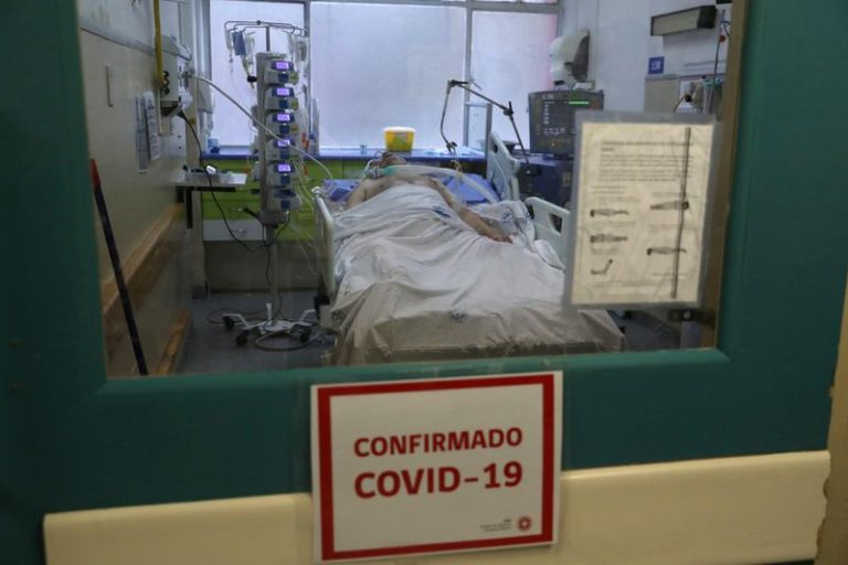 LYNXMPEG640LW.jpg,FOTO DE ARCHIVO. Un paciente infectado de COVID-19 recibe tratamiento en una unidad de cuidados intensivos de un hospital de Santiago de Chile. FOTO DE ARCHIVO. Junio 2020. REUTERS/Ivan Alvarado; Crédito: Ivan Alvarado, Reuters