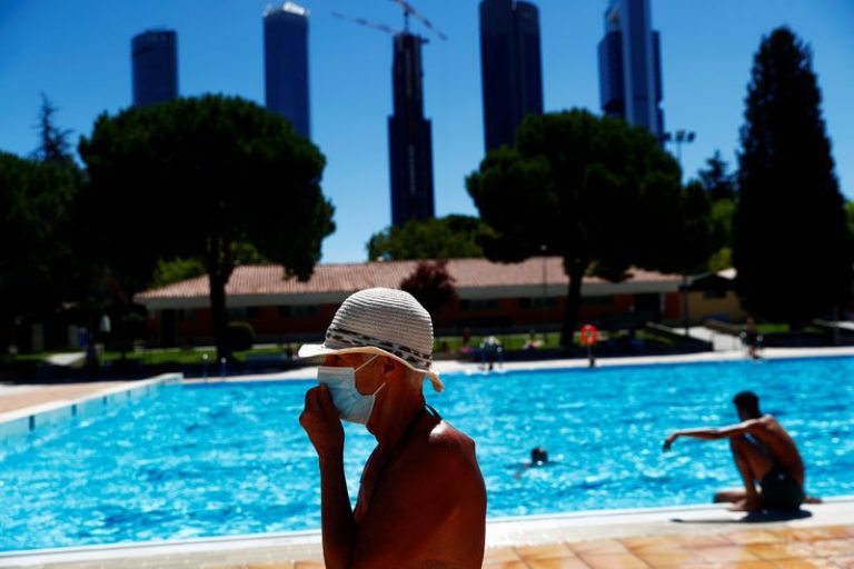 LYNXMPEG6519T.jpg,Foto del miércoles de un grupo de personas en una piscina en Madrid. 
Jul 1, 2020. REUTERS/Susana Vera; Crédito: SUSANA VERA, Reuters