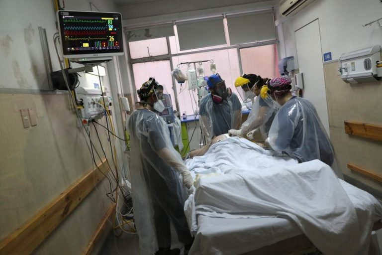 LYNXMPEG651E1.jpg,Foto de archivo ilustrativa de un grupo de trabajadores de salud atendiendo un paciente con  coronavirus en un hospital en Santiago. 
Jun 9, 2020. REUTERS/Ivan Alvarado; Crédito: IVAN ALVARADO, Reuters