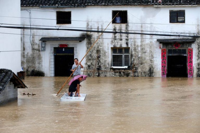 LYNXMPEG6612O.jpg,PPersonas flotan en una balsa improvisada durante inundaciones tras una fuerte lluvia en  Huangshan, proviencia de Anhui, China, 6 de julio del 2020. Foto tomada el 6 de julio del 2020. cnsphoto via REUTERS; Crédito: STRINGER, Reuters