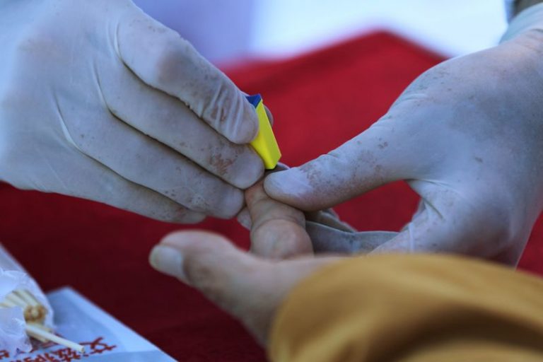 LYNXMPEG6615D.jpg,Foto de archivo. Un trabajador de la salud saca una muestra de sangre a una mujer para una prueba de VIH en Kunmíng, provincia de Yunnan, China. 1 de diciembre de 2018. REUTERS/Wong Campion; Crédito: WONG CAMPION, Reuters