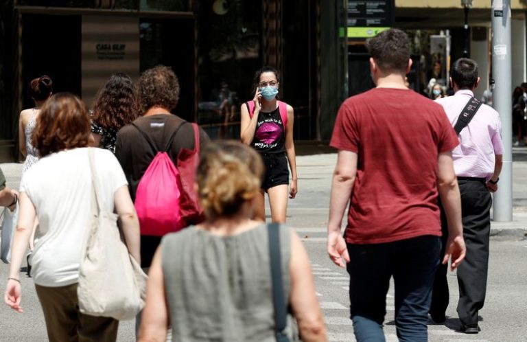 LYNXMPEG671GY.jpg,Foto del miércoles de una mujer con mascarilla caminando en medio de un grupo de personas por las calles de Barcelona. 
Jul 8, 2020. REUTERS/Albert Gea; Crédito: ALBERT GEA, Reuters