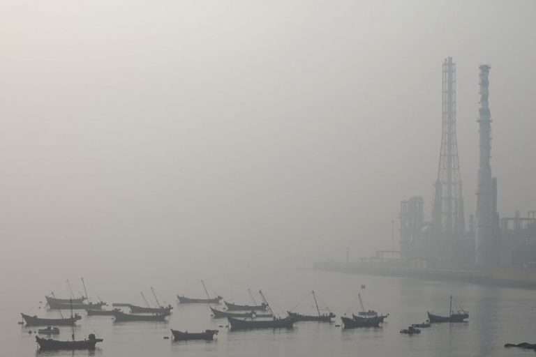 LYNXMPEG680HQ.jpg,FOTO DE ARCHIVO: Varias barcas fondeadas en la Bahía de Dalian rodeadas de neblina en un día de alta contaminación del aire en la provincia de Liaoning, China, el 22 de octubre de 2019. REUTERS/Stringer; Crédito: CHINA STRINGER NETWORK, Reuters
