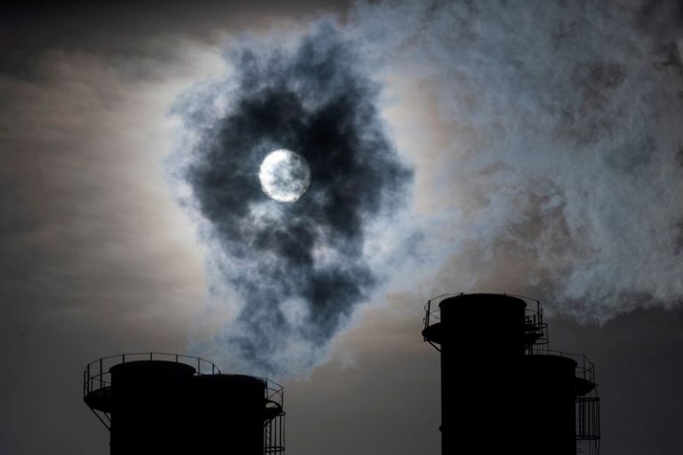 LYNXMPEG680J8.jpg,FOTO DE ARCHIVO: El sol brilla a través del vapor que sale de las chimeneas de una central eléctrica en Moscú, Rusia, el 13 de noviembre de 2019. REUTERS/Maxim Shemetov; Crédito: Maxim Shemetov, Reuters